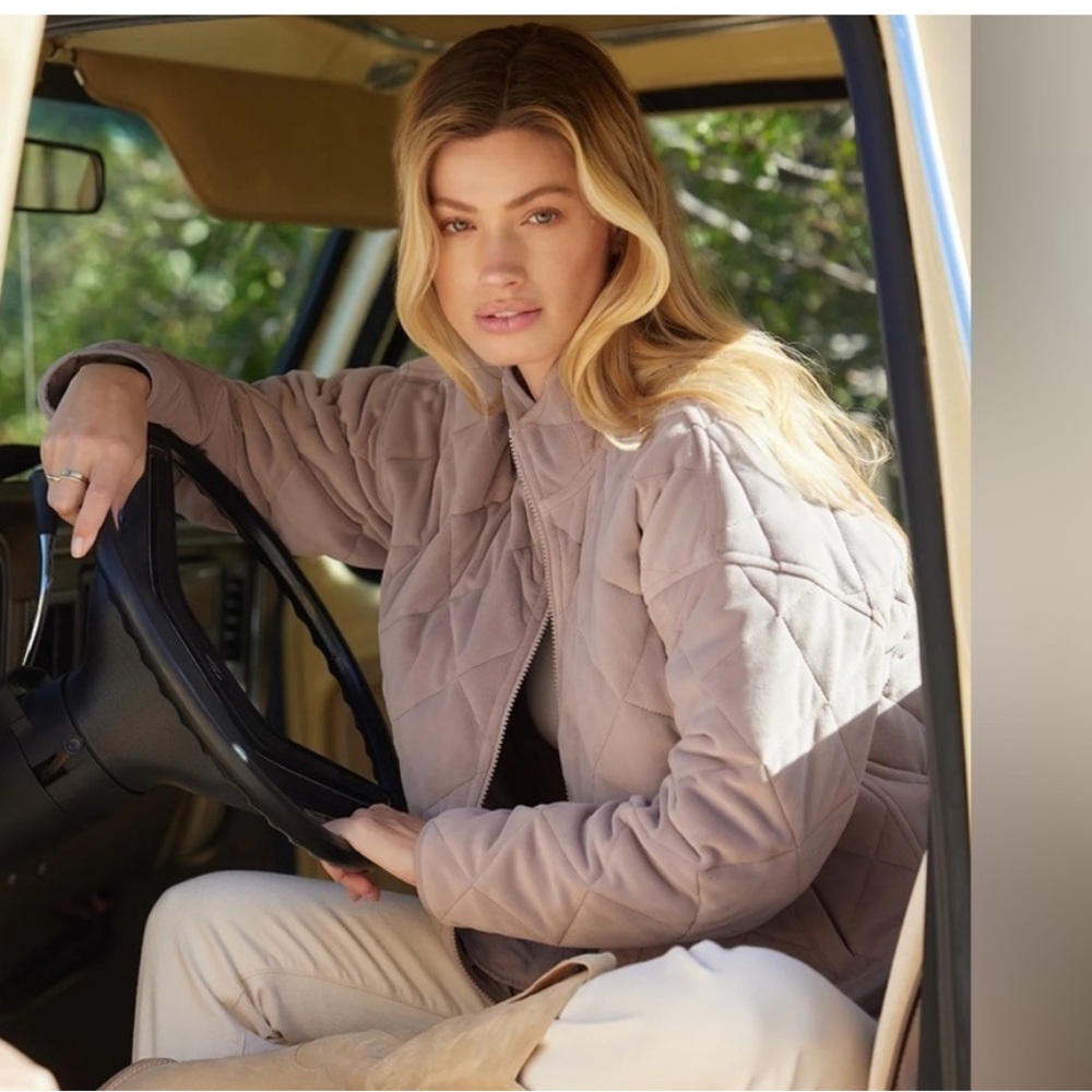 NEW Barefoot Dreams LuxeChic Quilted Velvour Jacket in Deep Taupe - Picture 9 of 10